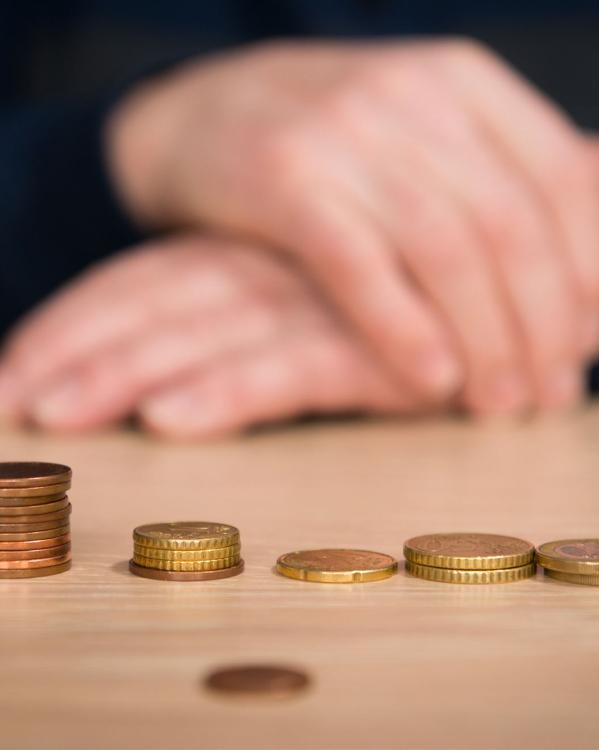 persoon met kleingeld