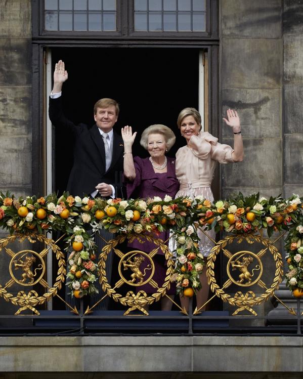 WA_abdicatie_zwaaien