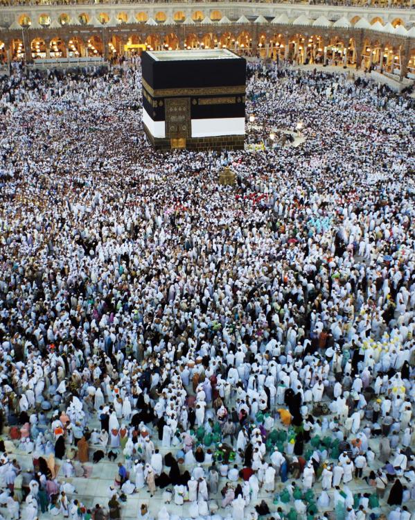 Moslims lopen zeven cirkels tegen de klok in rond de Ka’bah in Mekka