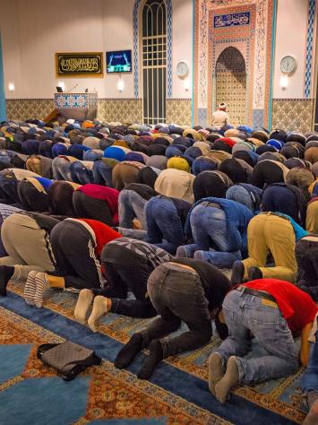 Bezoekers van de Mevlanamoskee in Rotterdam tijdens het avondgebed