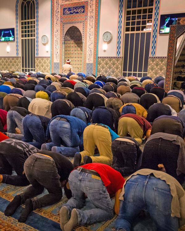 Bezoekers van de Mevlanamoskee in Rotterdam tijdens het avondgebed