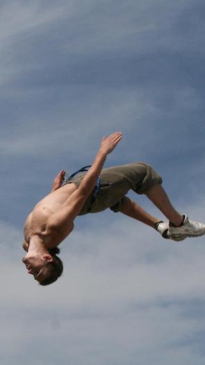 freerunner maakt een back flip