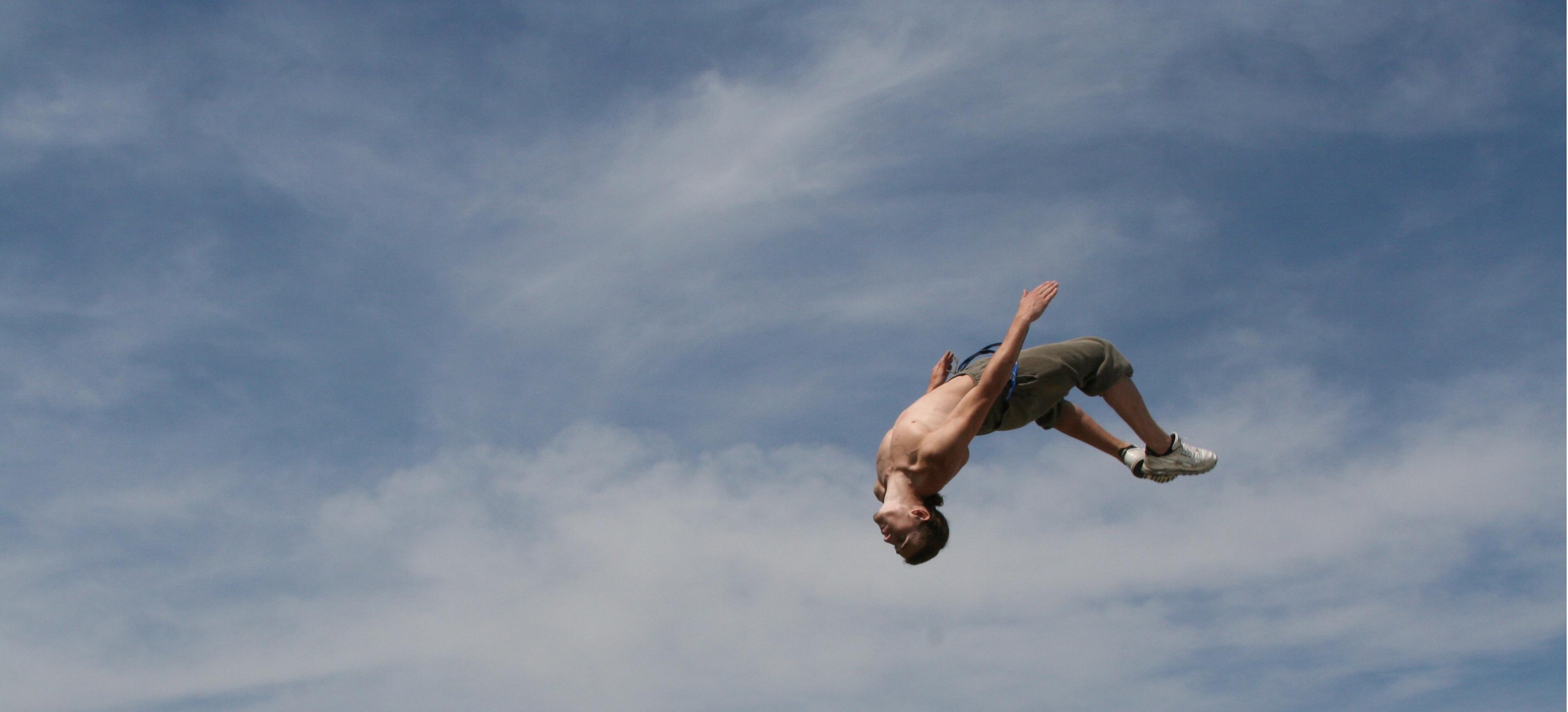 freerunner maakt een back flip