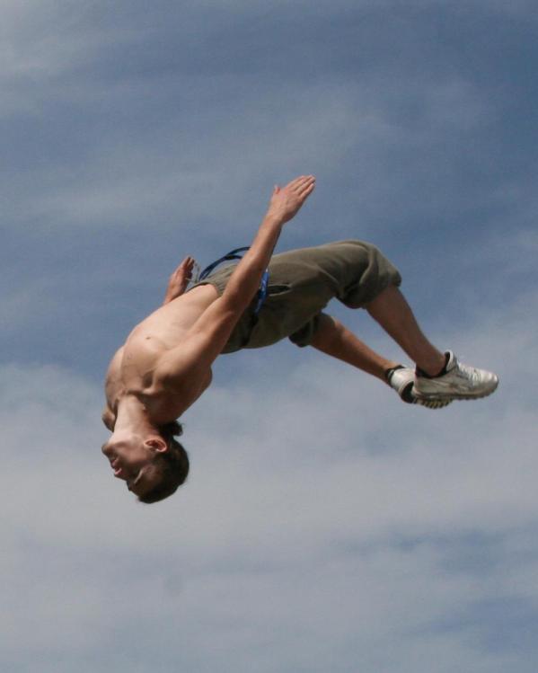 freerunner maakt een back flip