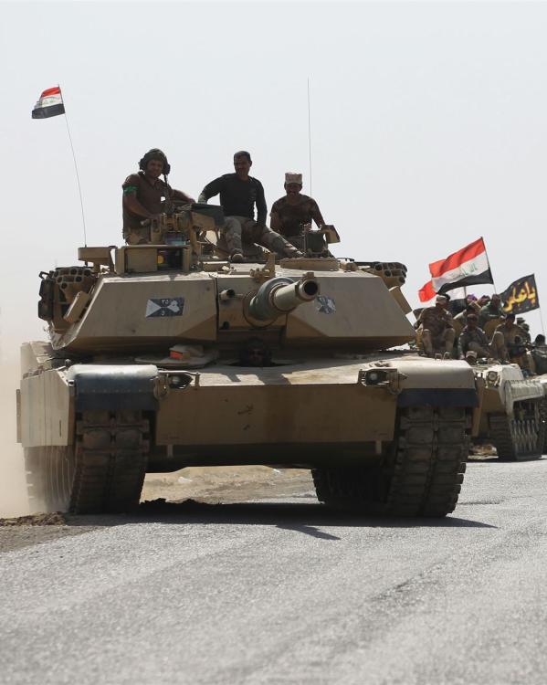 een tank met soldaten