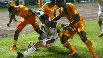 Sofyan Amrabat gemangeld door drie Ivorianen