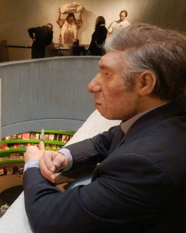 aangeklede neanderthaler in een museum