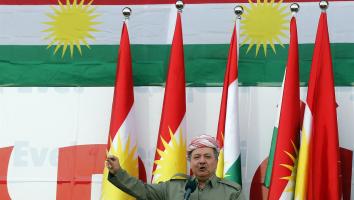 Massoud Barzani voor Koerdische vlaggen