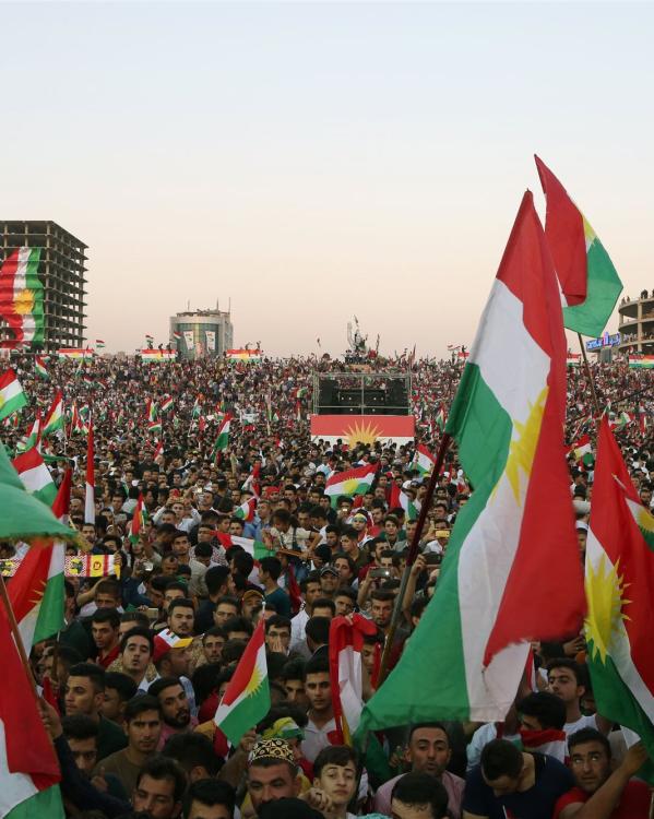een menigte met Koerdische vlaggen