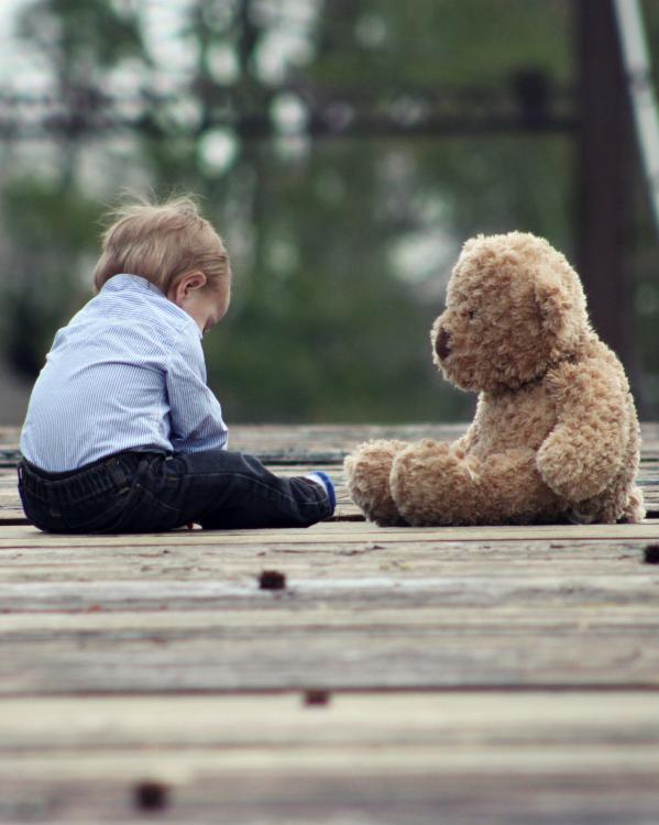 peuter met knuffel