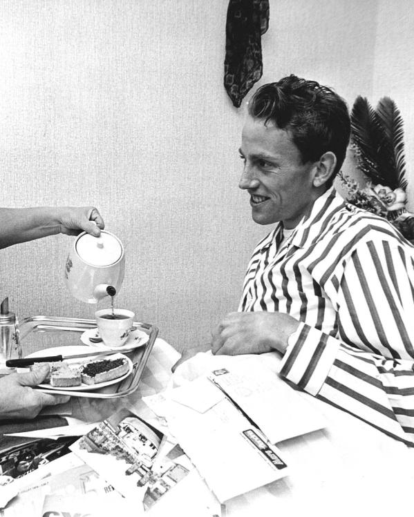 Joop Zoetemelk in bed