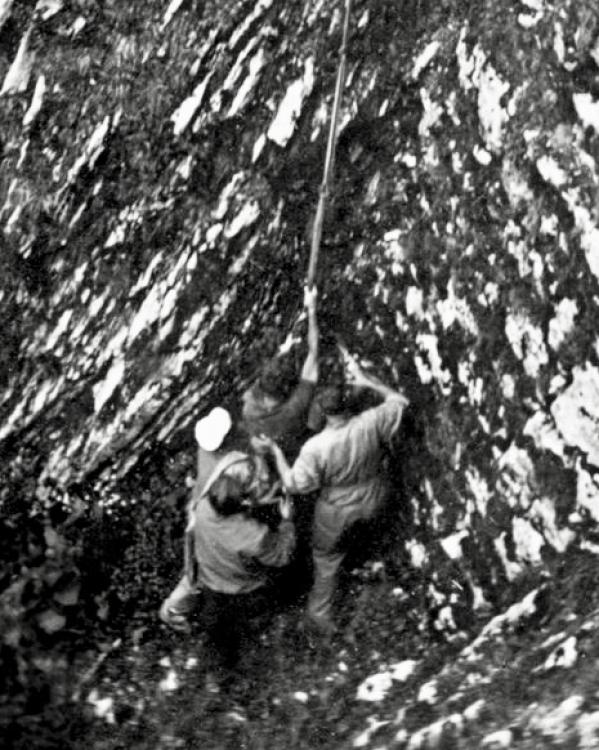 Wim van Est krabbelt uit ravijn Col d'Aubisque