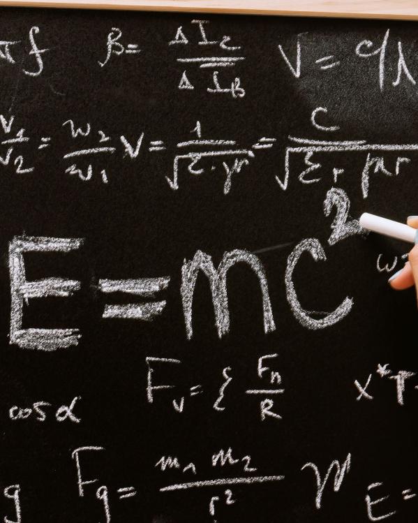 E=mc2 op een schoolbord