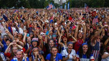 juichende fans voor Amerikaans vrouwenvoetbal
