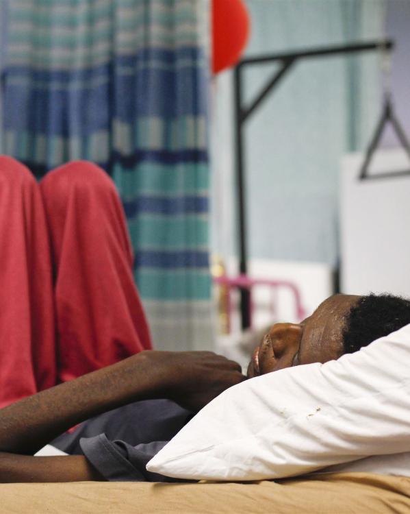 man op ziekenhuisbed