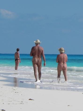 naakte mensen lopen op een strand