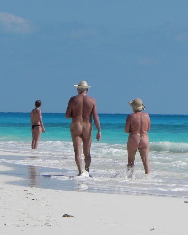 naakte mensen lopen op een strand