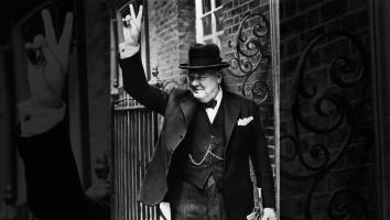 Churchill met zijn beroemde V-teken in Londen
