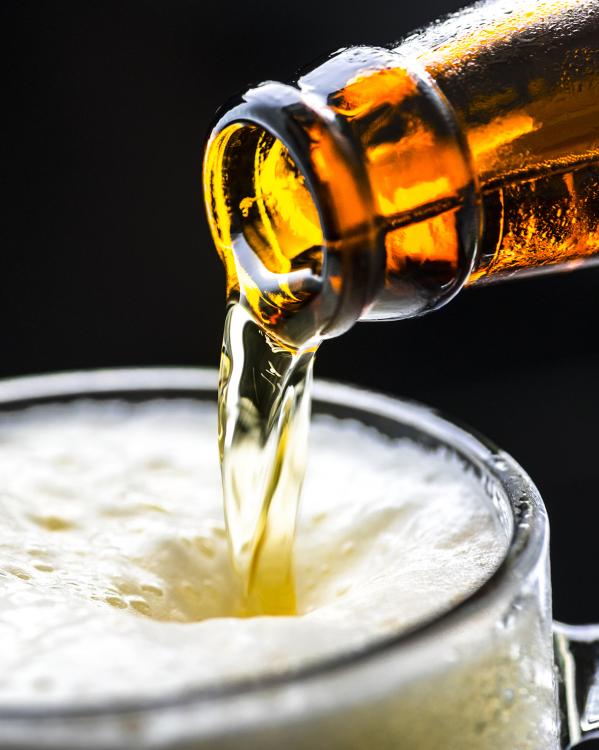 glas bier wordt gevuld