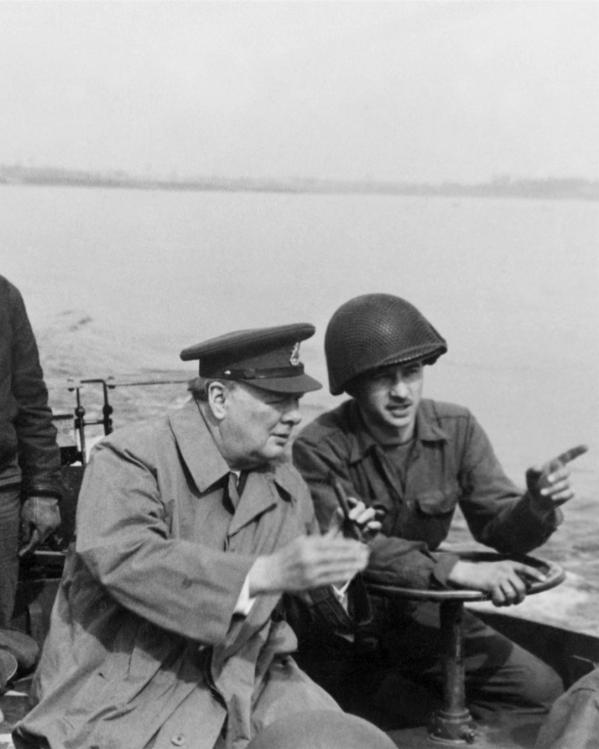 Churchill bij de Rijn in Duitsland met de Britse veldmaarschalk M