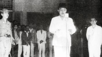 Soekarno verklaart Indonesië onafhankelijk