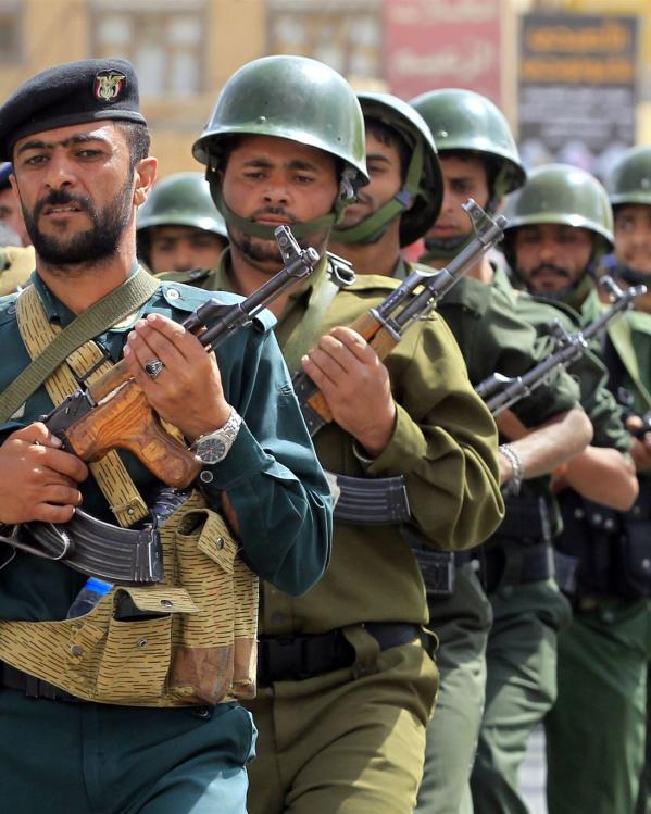 een militaire parade in de stad sanaa