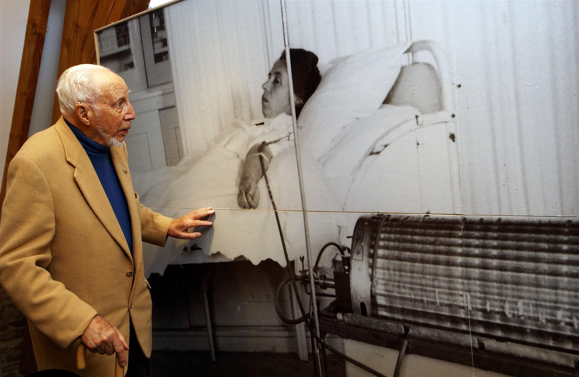 Willem Kolff bij een foto van de eerste kunstnier