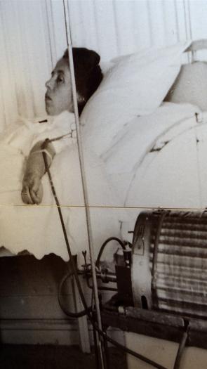 Willem Kolff bij een foto van de eerste kunstnier