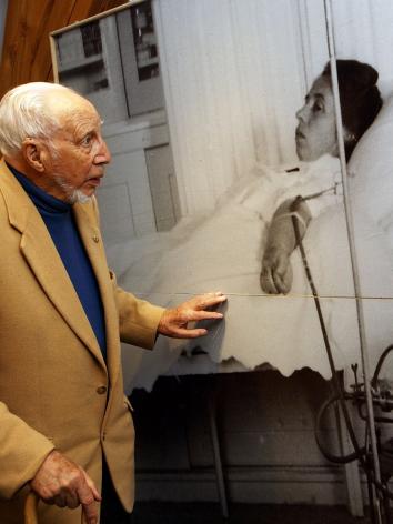 Willem Kolff bij een foto van de eerste kunstnier