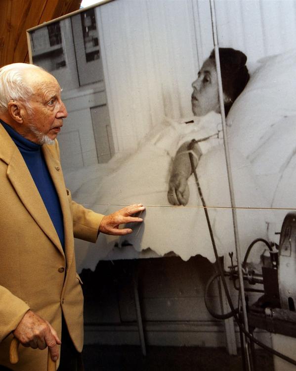 Willem Kolff bij een foto van de eerste kunstnier