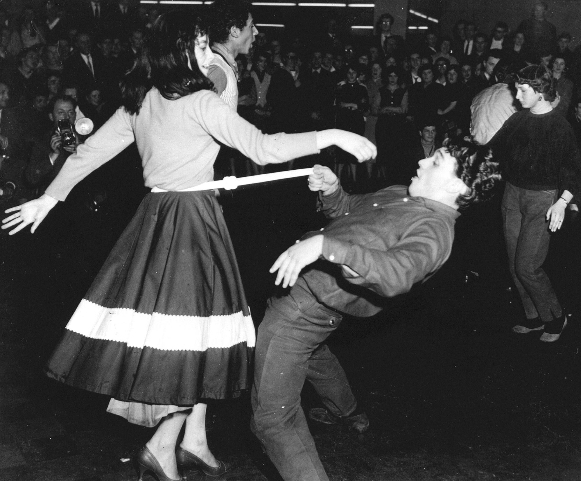 dansende mensen bij een Rock & Roll-Kampioenschap