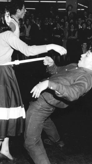 dansende mensen bij een Rock & Roll-Kampioenschap