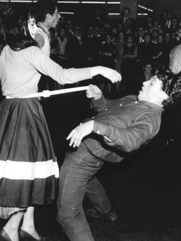 dansende mensen bij een Rock & Roll-Kampioenschap