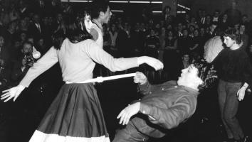 dansende mensen bij een Rock & Roll-Kampioenschap