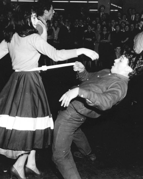 dansende mensen bij een Rock & Roll-Kampioenschap