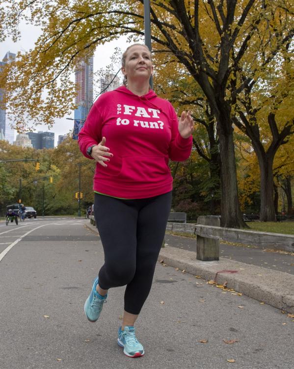 een persoon met overgewicht aan het hardlopen