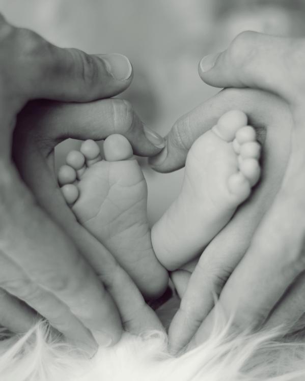 babyvoetjes en handen vormen een hart