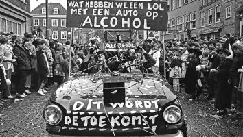 moderne auto in carnavalsoptocht