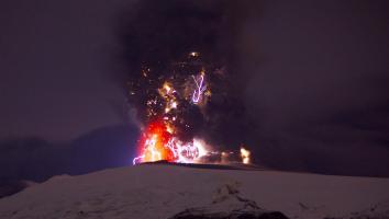 een uitbarsting van de IJslandse vulkaan Eyjafjallajökull, er komt lava, as, rook en bliksem uit