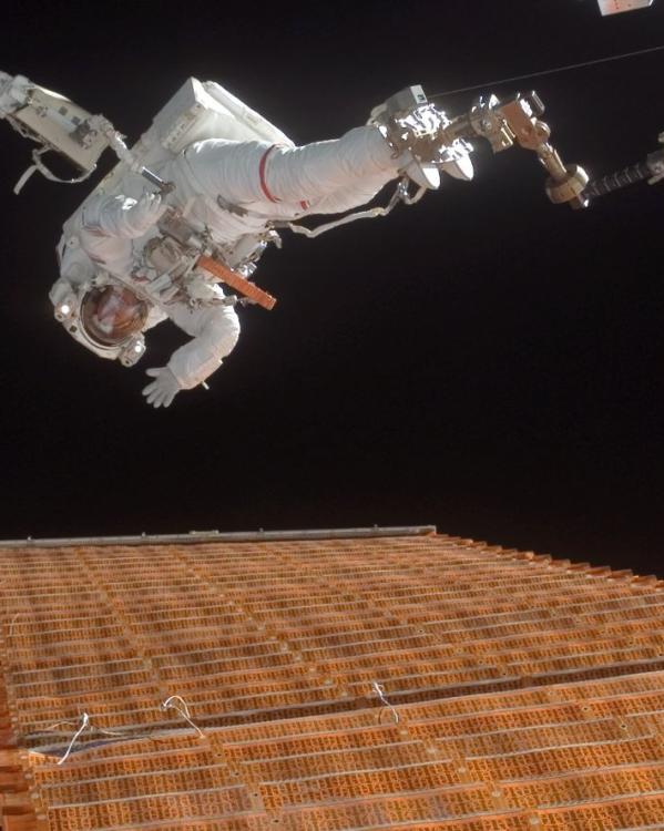 Zonnepanelen in de ruimte met astronaut