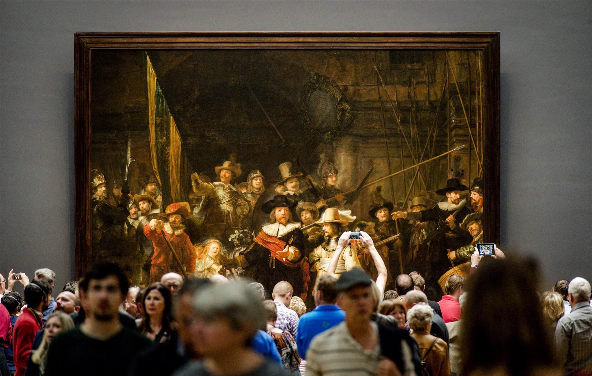 bezoekers bij De Nachtwacht van Rembrandt