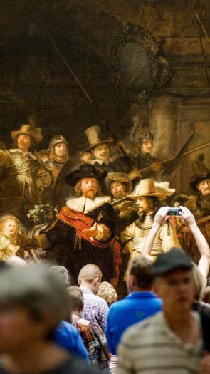 bezoekers bij De Nachtwacht van Rembrandt