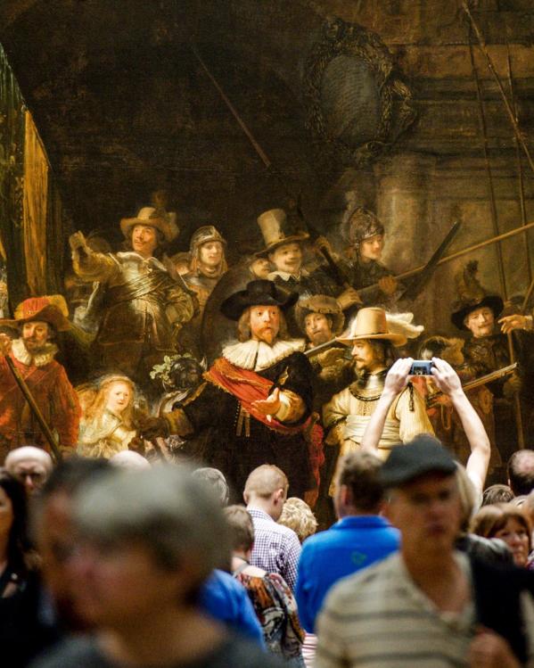 bezoekers bij De Nachtwacht van Rembrandt