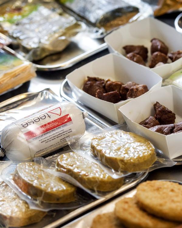 Een schap met kant-en-klare vleesvervangers en tofu