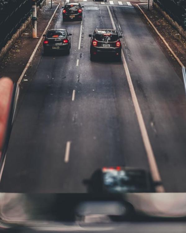 Autoweg met mobieltje