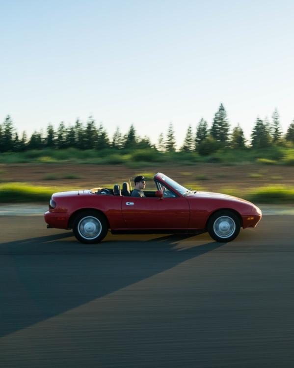 een auto rijdt op een weg