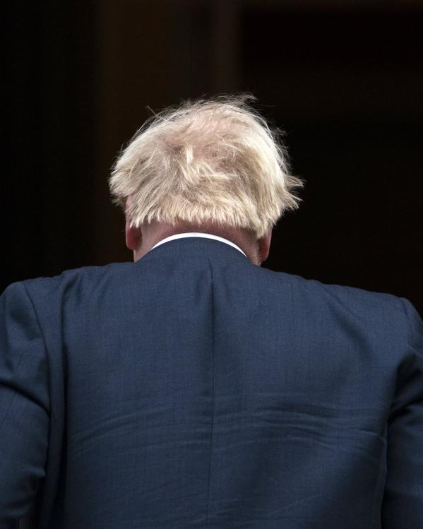 Boris Johnson achterkant van zijn hoofd met wilde bos haar