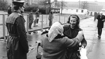 Berlijnsemuur_inarmenvallen