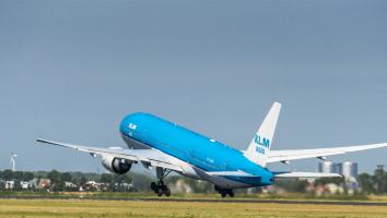 Een KLM-vliegtuig stijgt op bij de luchthaven Schiphol.