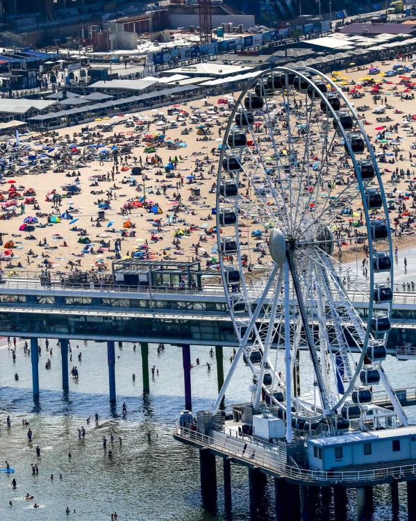 Drukte op het strand van Scheveningen tijdens een hittegolf